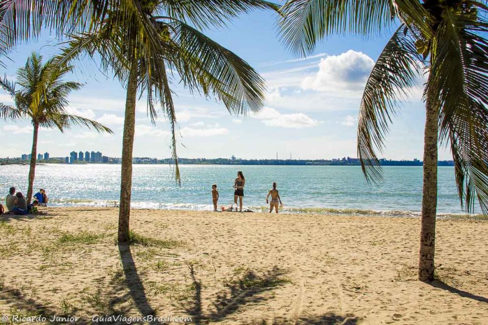 Imagem de mãe e filho nas areias da Praia de Cambori.